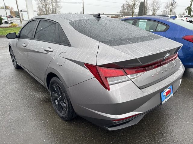 2023 Hyundai Elantra SEL photo 3