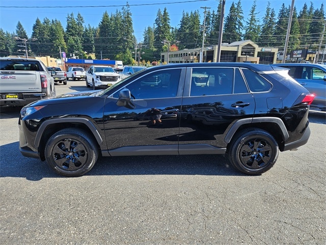 2022 Toyota RAV4 LE photo 5