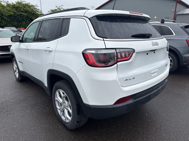 2024 Jeep Compass Latitude photo 2
