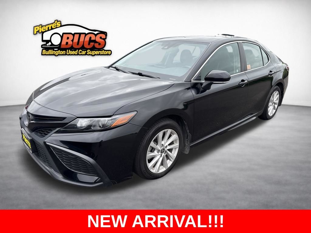 2022 Toyota Camry SE's photo