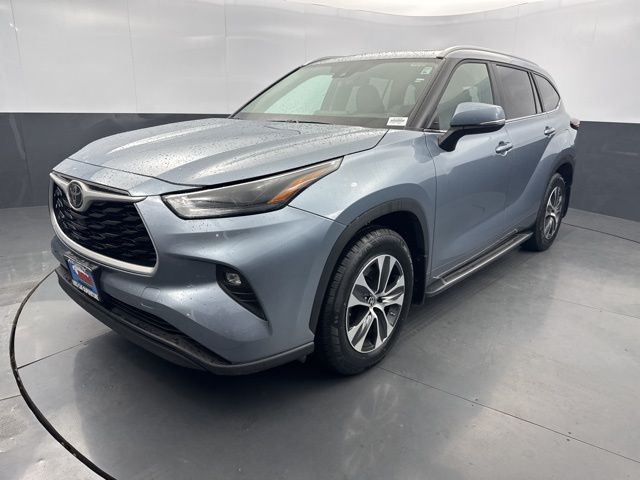 2024 Toyota Highlander LE photo 2