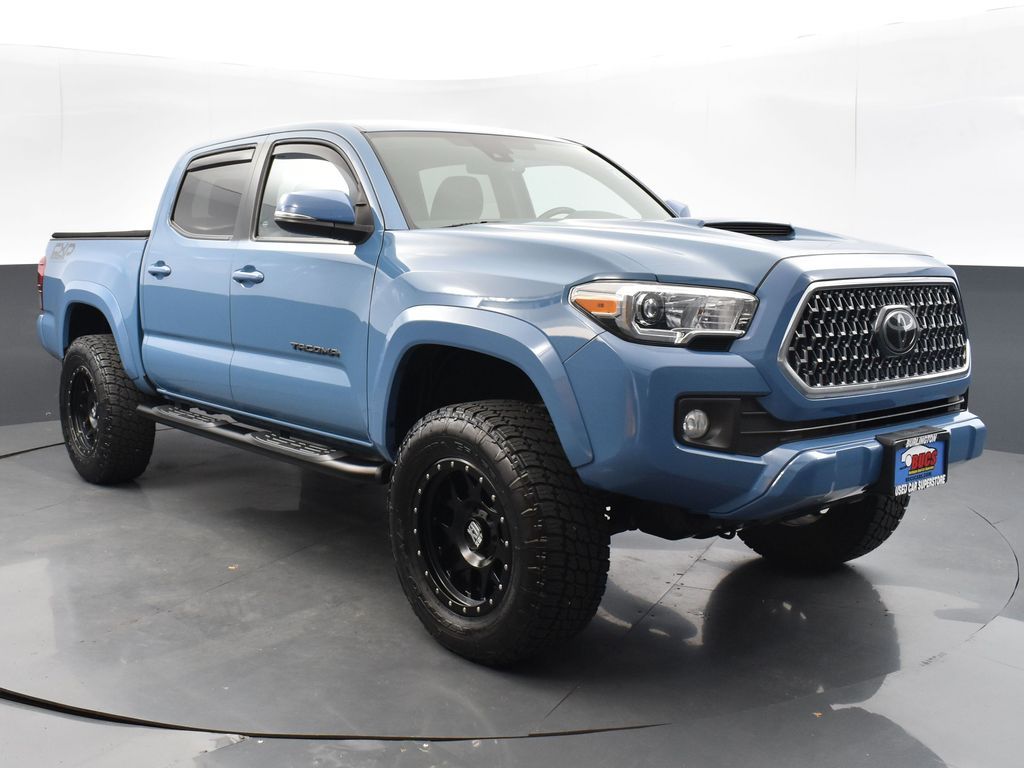2019 Toyota Tacoma TRD Sport photo 3