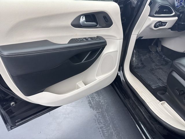 2024 Chrysler Pacifica Touring L - Photo 35