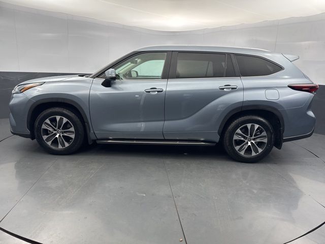 2024 Toyota Highlander LE photo 4