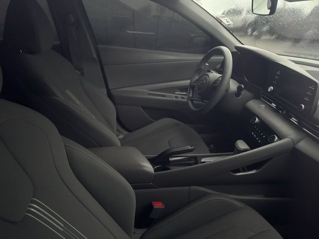 2023 Hyundai Elantra SEL photo 4