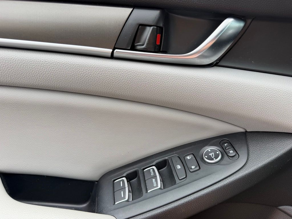 2018 Honda Accord LX - Photo 17