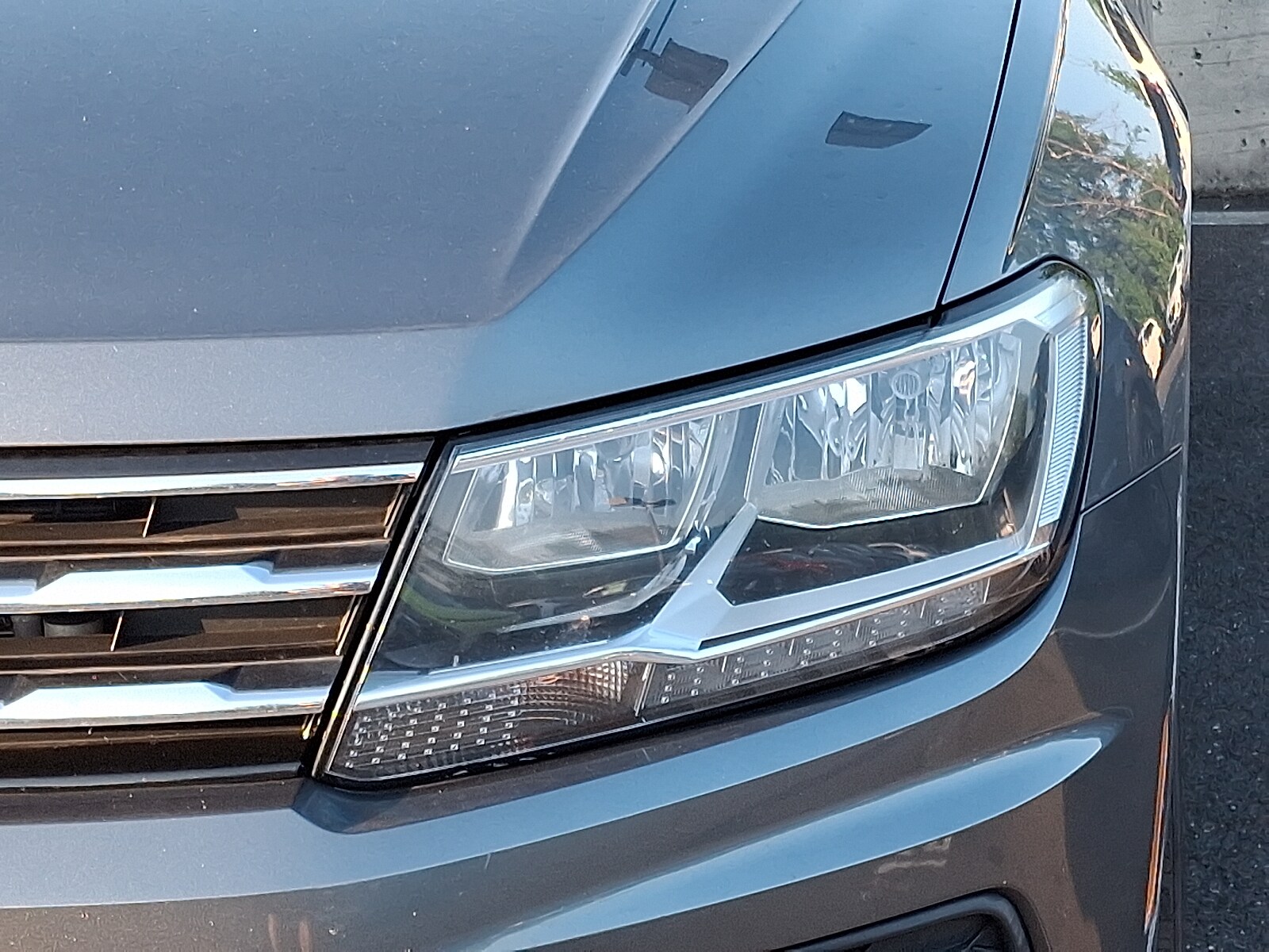 2018 Volkswagen Tiguan SEL photo 4