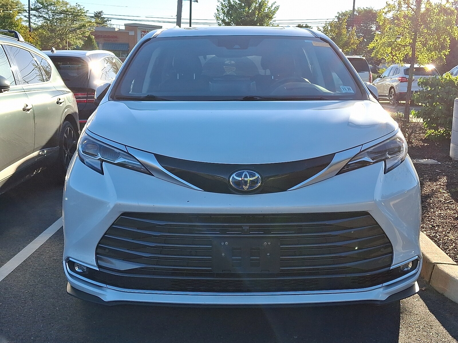 2022 Toyota Sienna Platinum photo 2