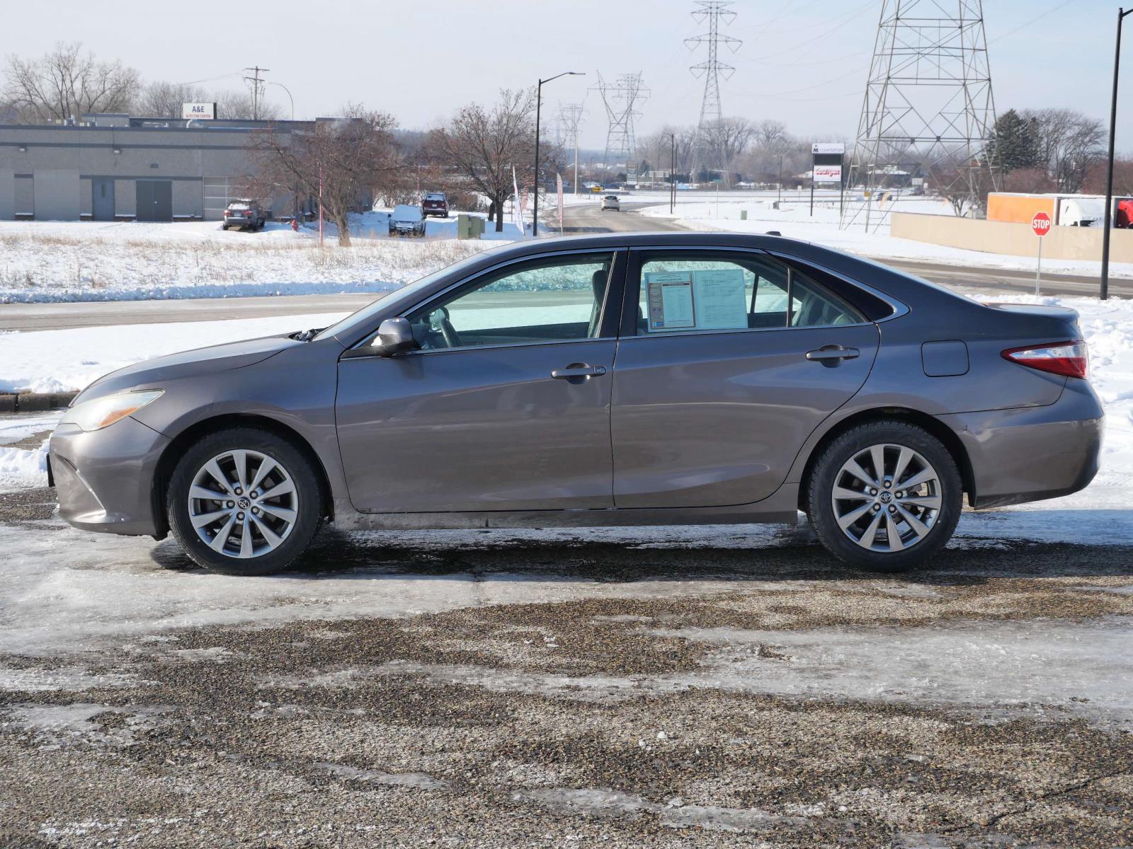 2015 Toyota Camry XLE photo 4