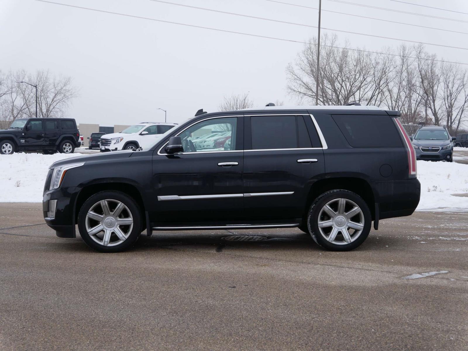 2017 Cadillac Escalade Luxury photo 4