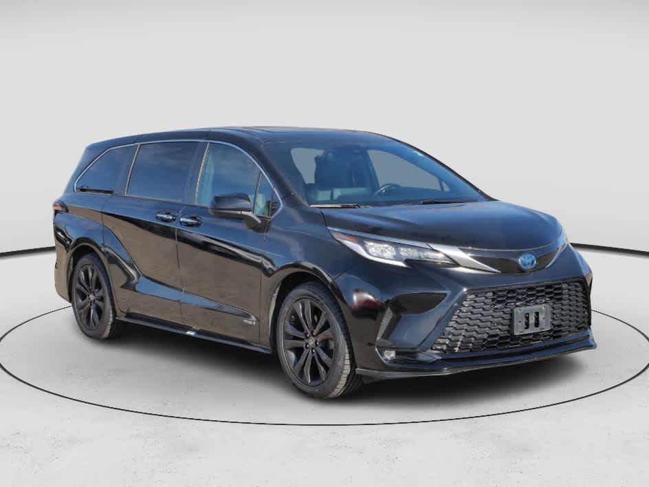 2021 Toyota Sienna XSE's photo