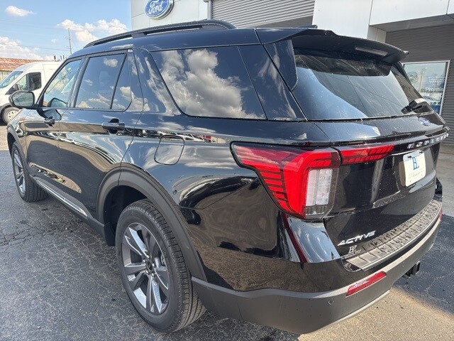 2025 Ford Explorer photo 2