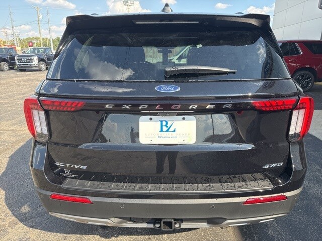2025 Ford Explorer photo 3