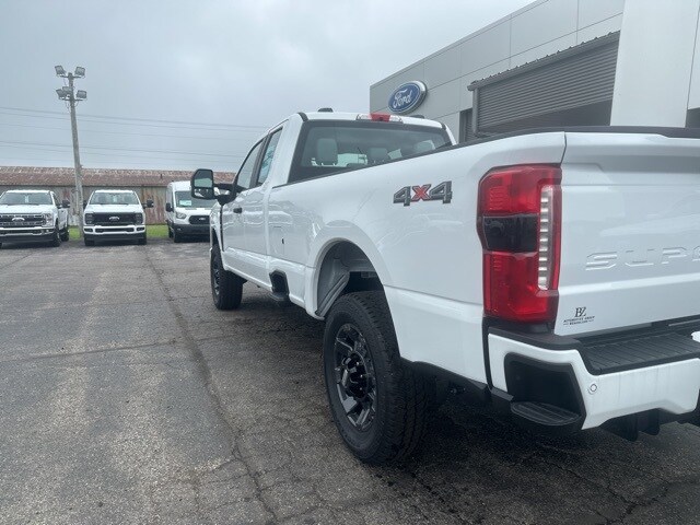 2025 Ford F-350 photo 2