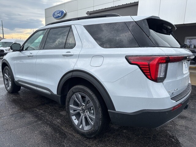 2025 Ford Explorer photo 2