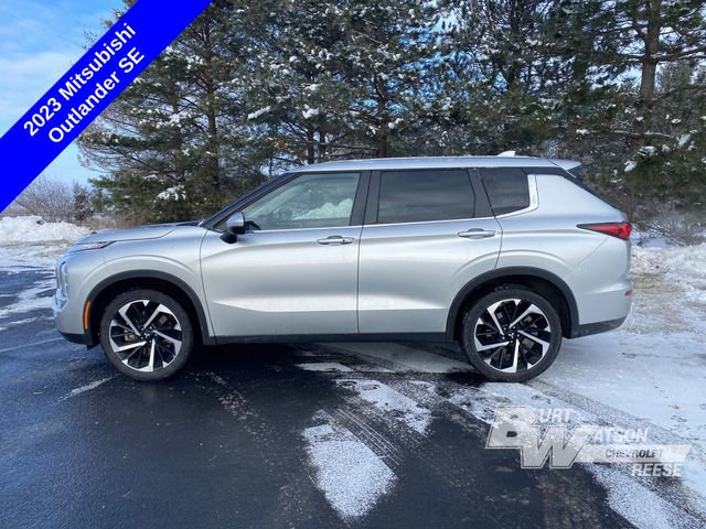 2023 Mitsubishi Outlander SE photo 3