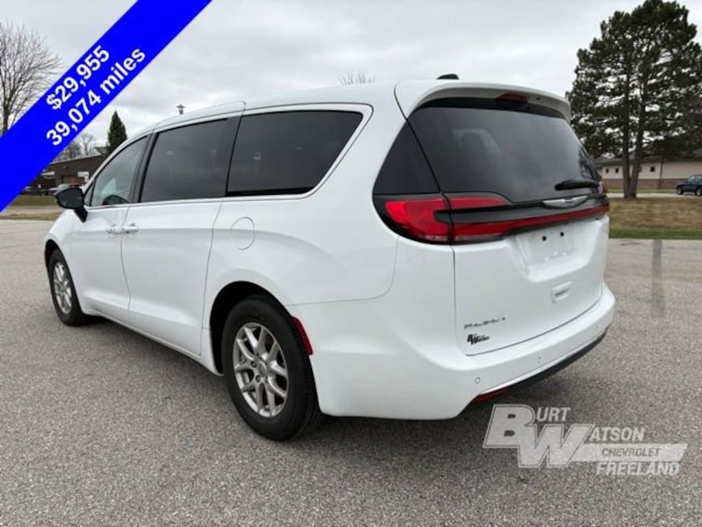 Used 2025 Chrysler Pacifica Select