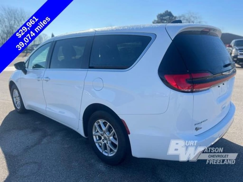 Used 2025 Chrysler Pacifica Select