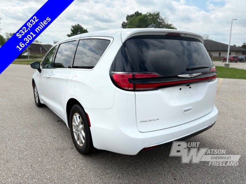 Used 2026 Chrysler Pacifica Select