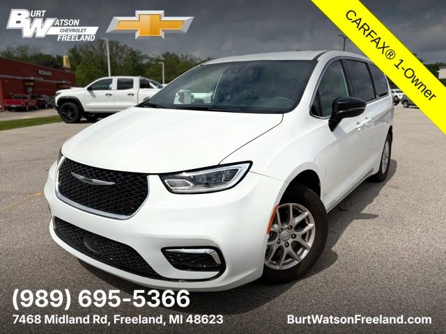 2026 Chrysler Pacifica Select's photo