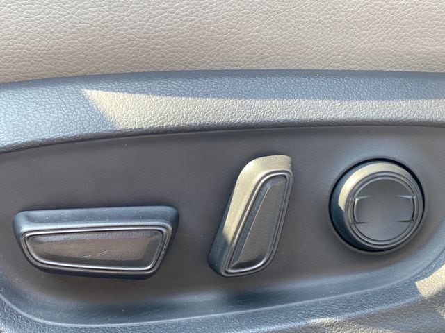 2022 Toyota Camry Hybrid XLE photo 4