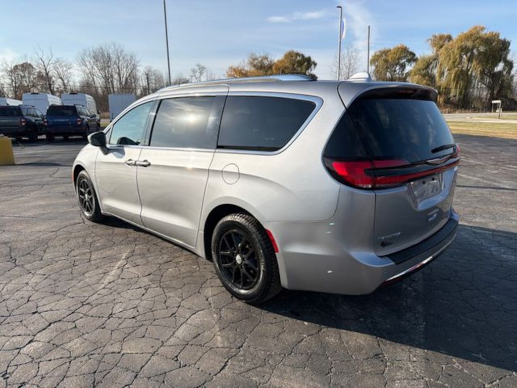 Used 2021 Chrysler Pacifica Touring L Van Passenger Van