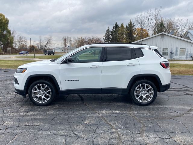 2022 Jeep Compass Latitude Lux photo 2
