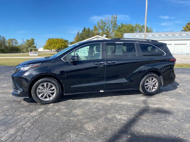 2022 Toyota Sienna XLE photo 2