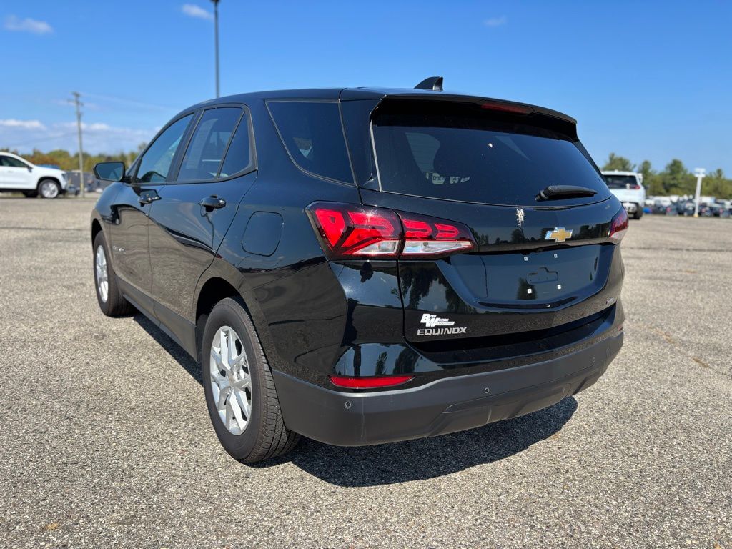 2023 Chevrolet Equinox LS photo 3