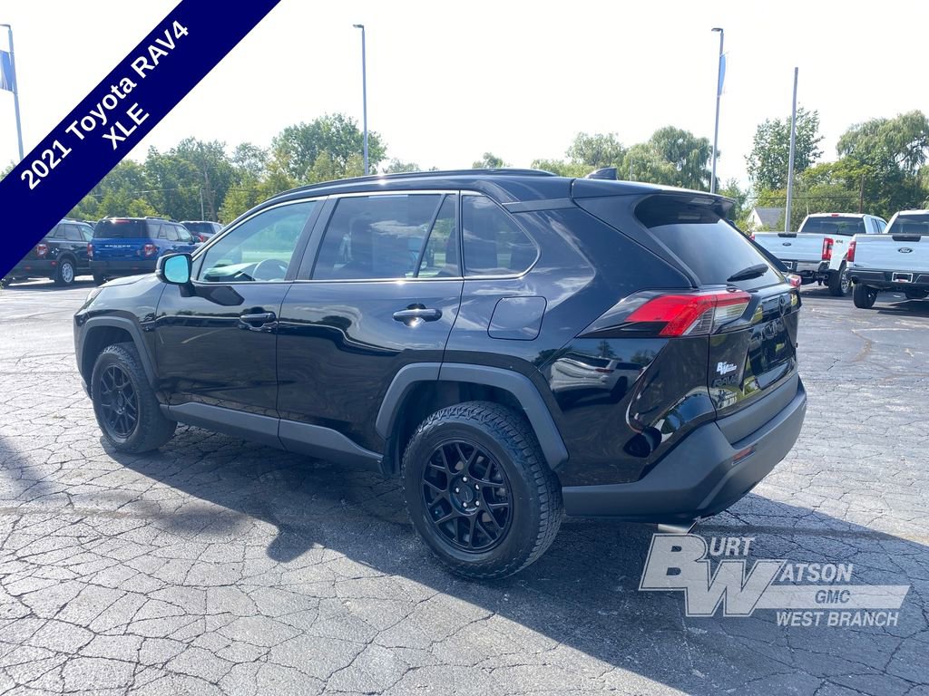 2021 Toyota RAV4 XLE photo 3