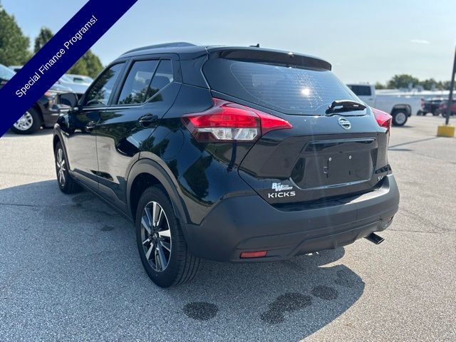 2019 Nissan Kicks SV photo 3