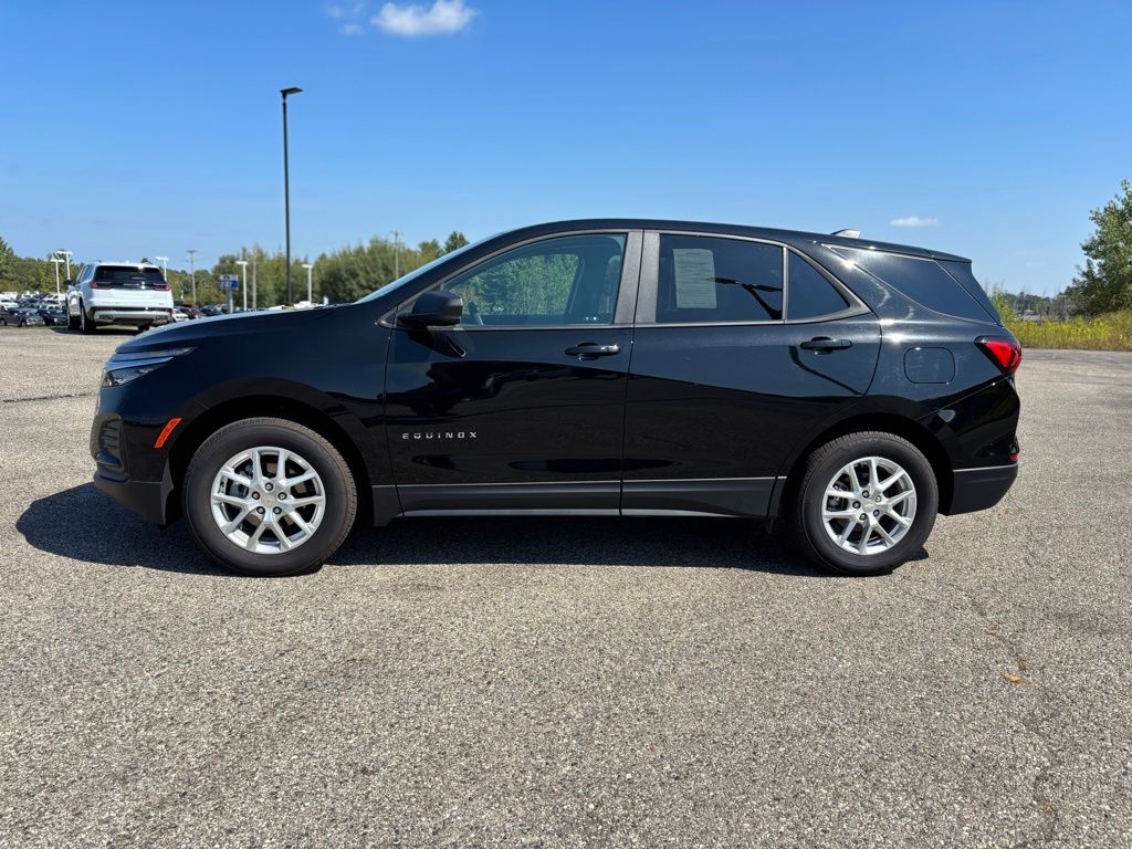 2023 Chevrolet Equinox LS photo 2