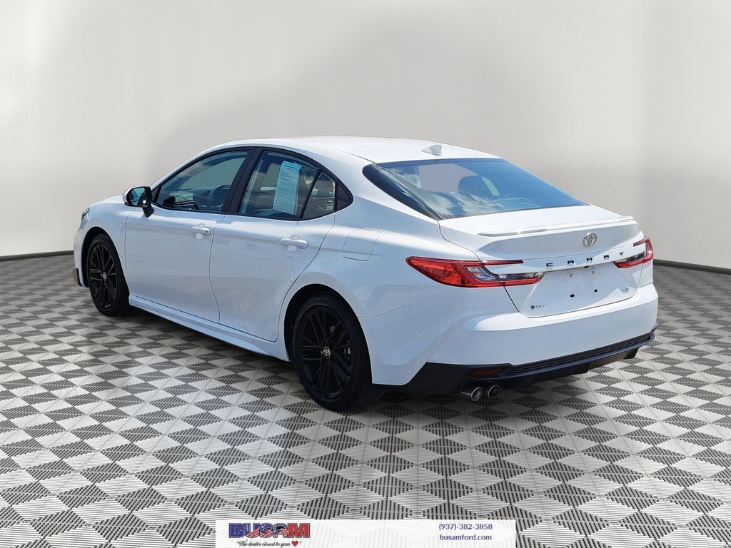 2025 Toyota Camry SE photo 3