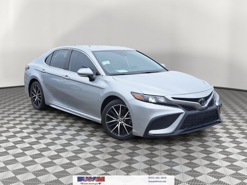2023 Toyota Camry SE's photo