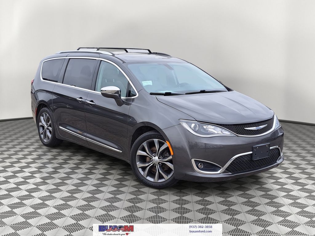 2018 Chrysler Pacifica Limited's photo