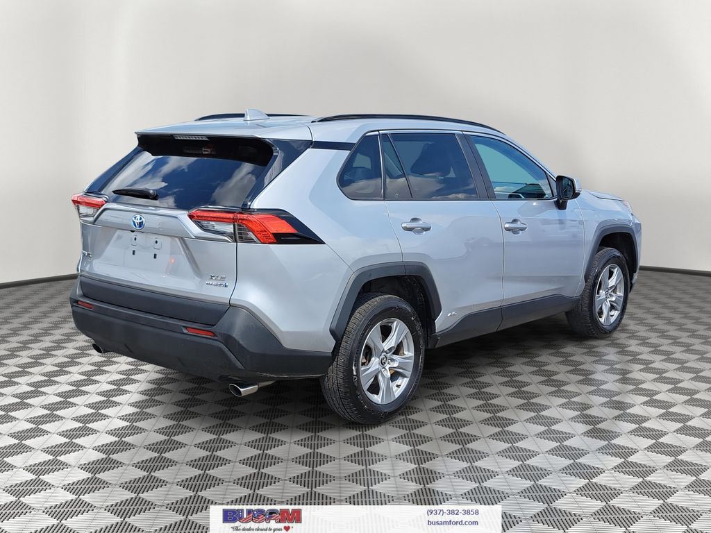 2022 Toyota RAV4 Hybrid XLE photo 4