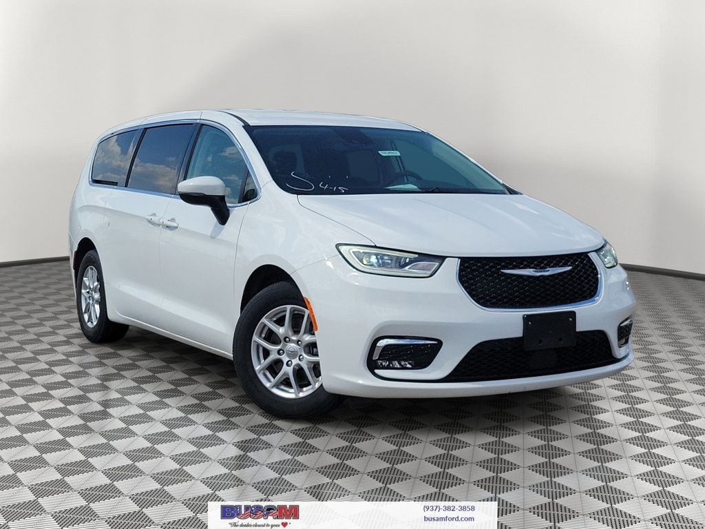 2023 Chrysler Pacifica Touring L's photo