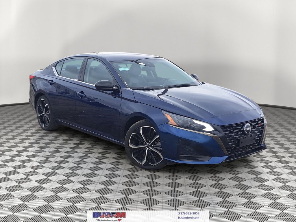 2023 Nissan Altima SR's photo