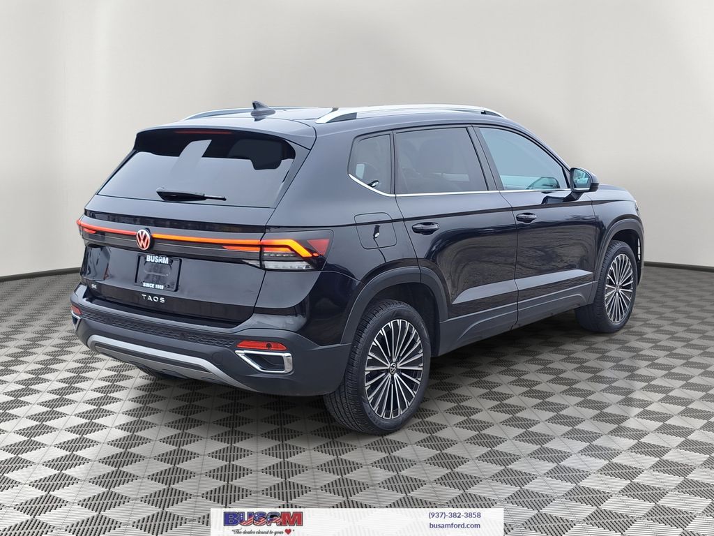 2025 Volkswagen Taos SE photo 3