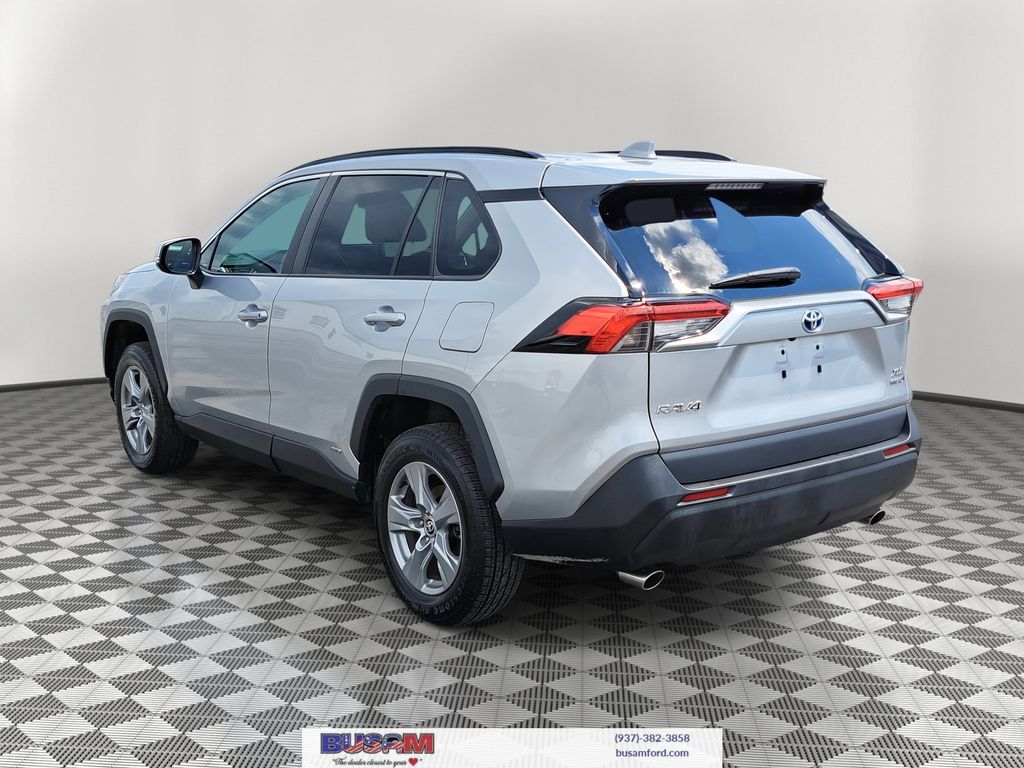 2022 Toyota RAV4 Hybrid XLE photo 3