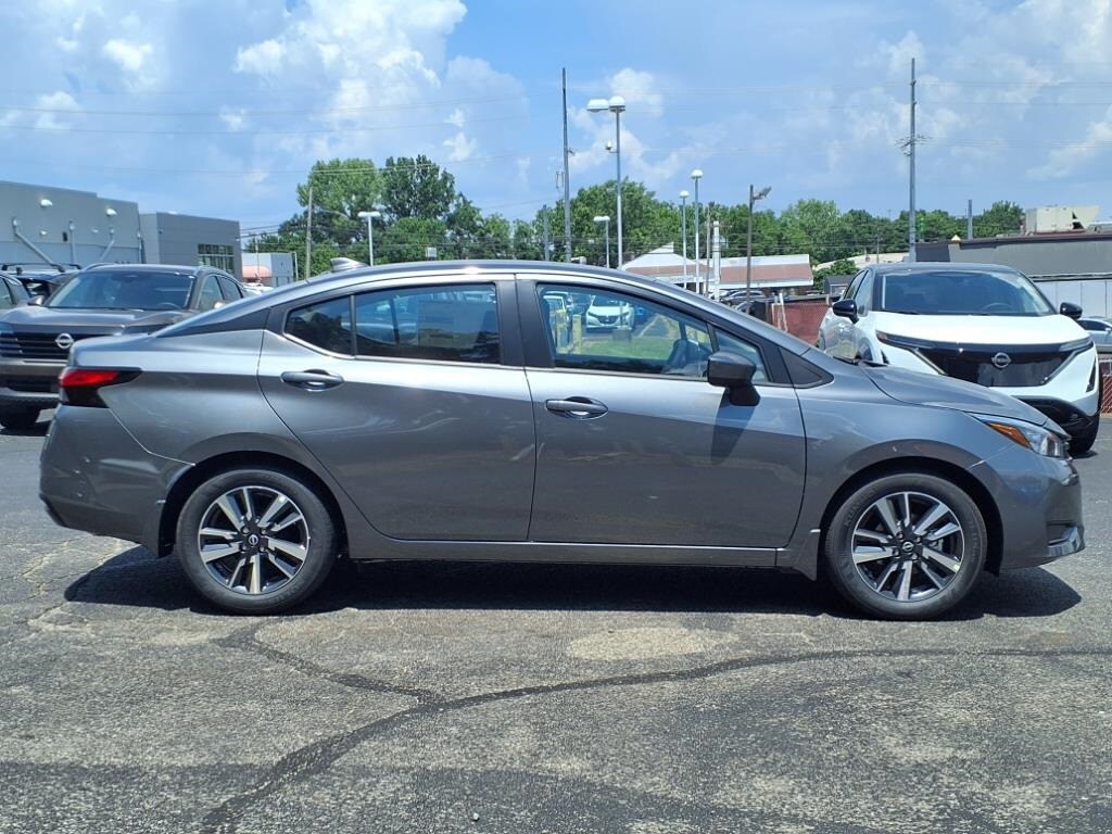 2025 Nissan Versa 1.6 SV photo 2