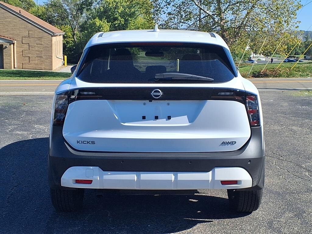 2025 Nissan Kicks SV photo 3