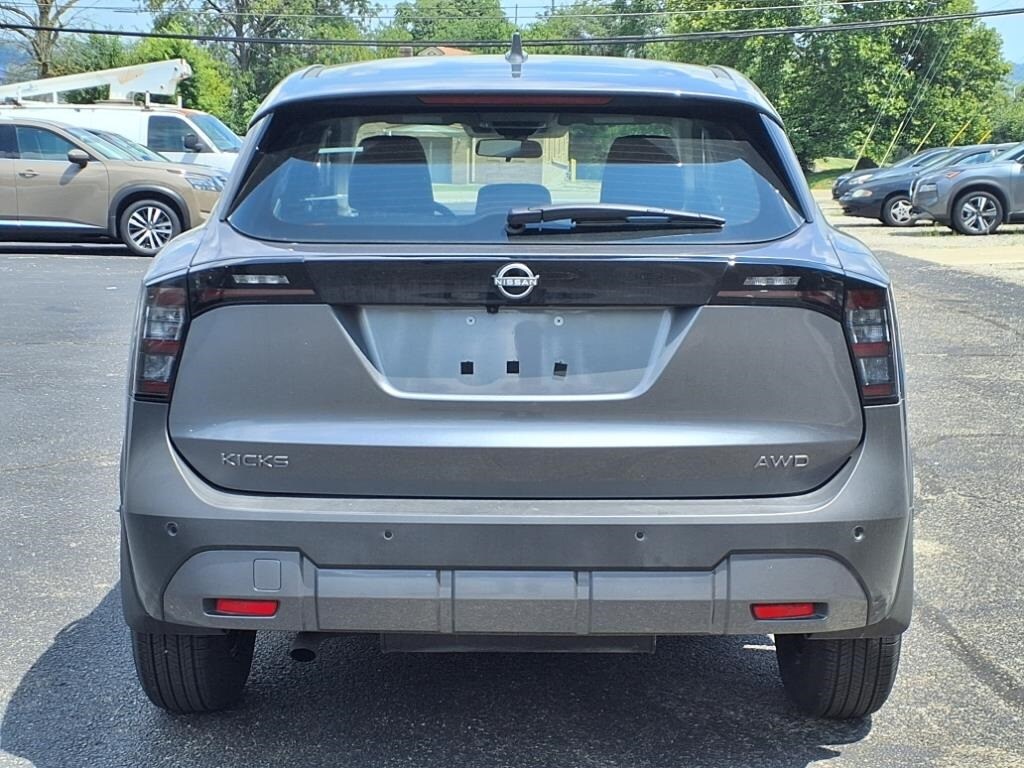 2025 Nissan Kicks S photo 3