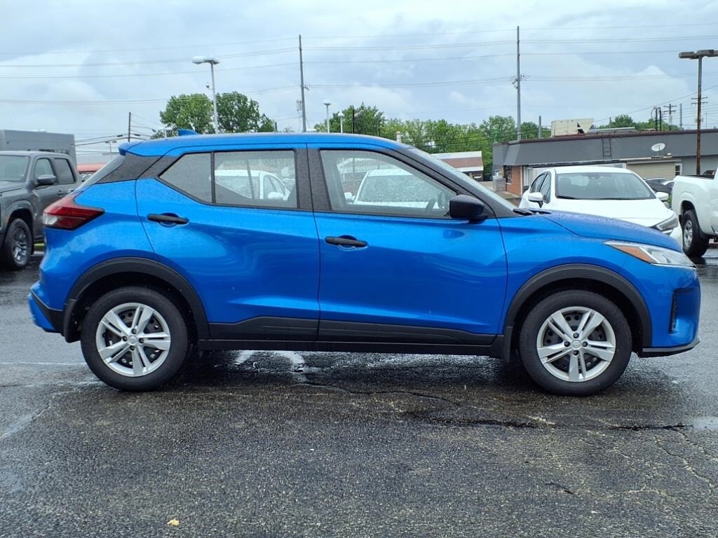 2024 Nissan Kicks S photo 2