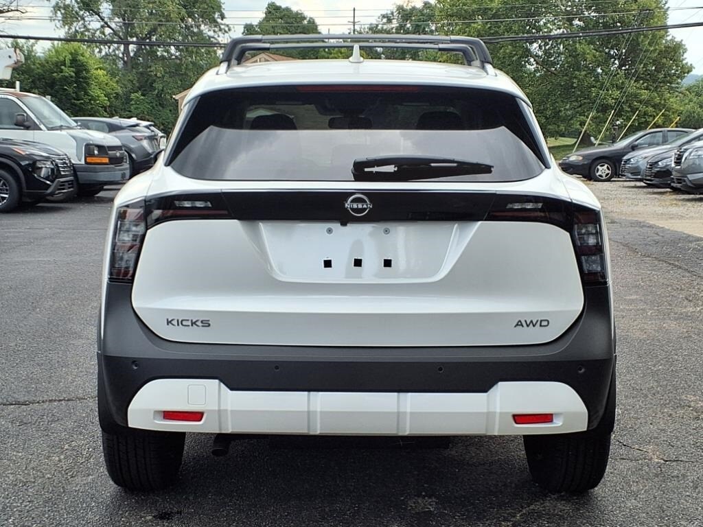 2025 Nissan Kicks SV photo 3