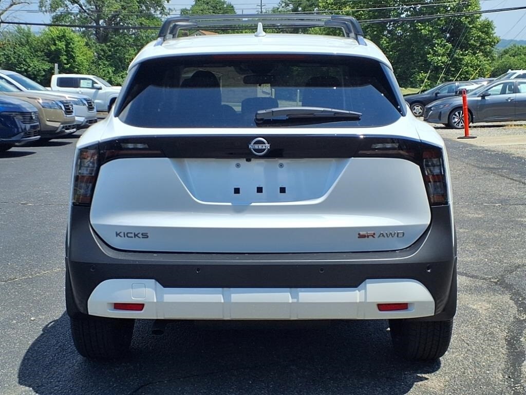 2025 Nissan Kicks SR photo 4