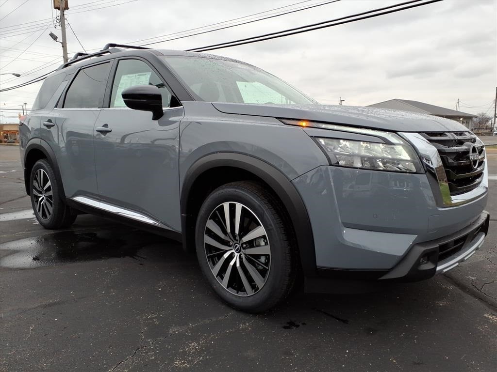 2025 Nissan Pathfinder Platinum's photo