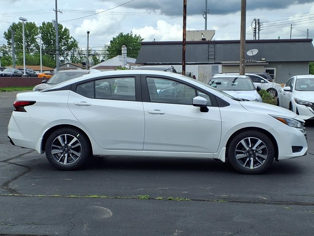 2025 Nissan Versa 1.6 SV photo 2