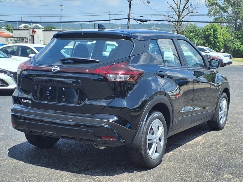 2025 Nissan Kicks Play S photo 2
