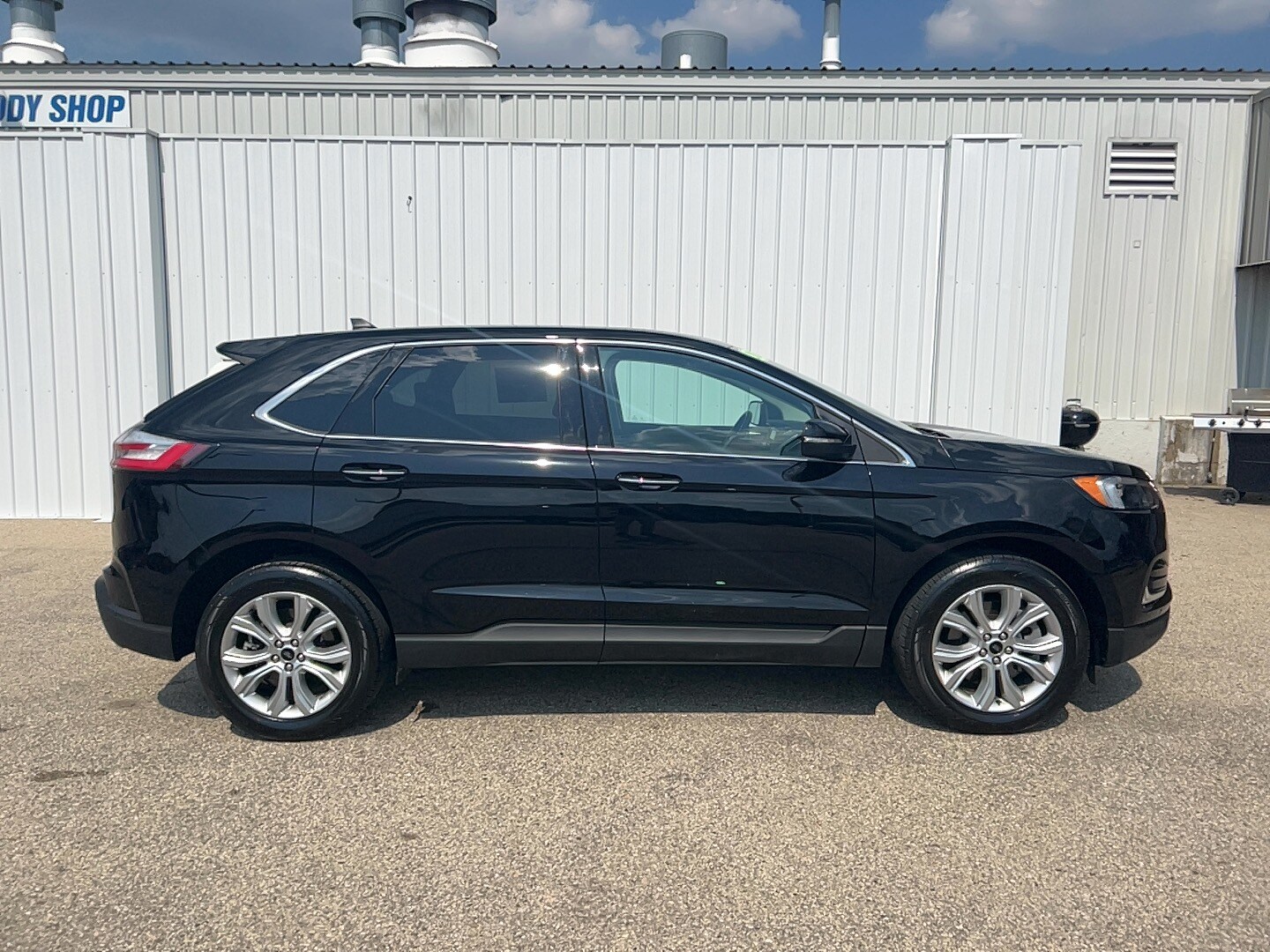 2024 Ford Edge Titanium photo 3